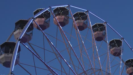 la rueda gigante en acción contra un cielo azul.