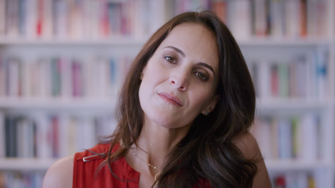 Biblioteca, rostro y expresión de enfado de una mujer infeliz
