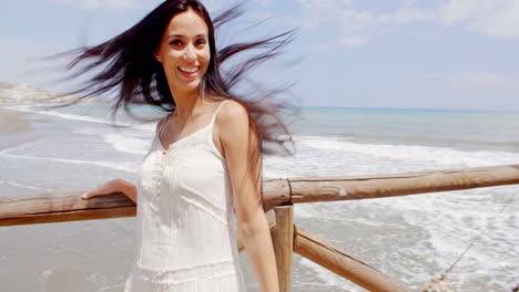 Señora-Feliz-En-La-Barandilla-De-La-Playa-Sonriendo-A-La-Cámara