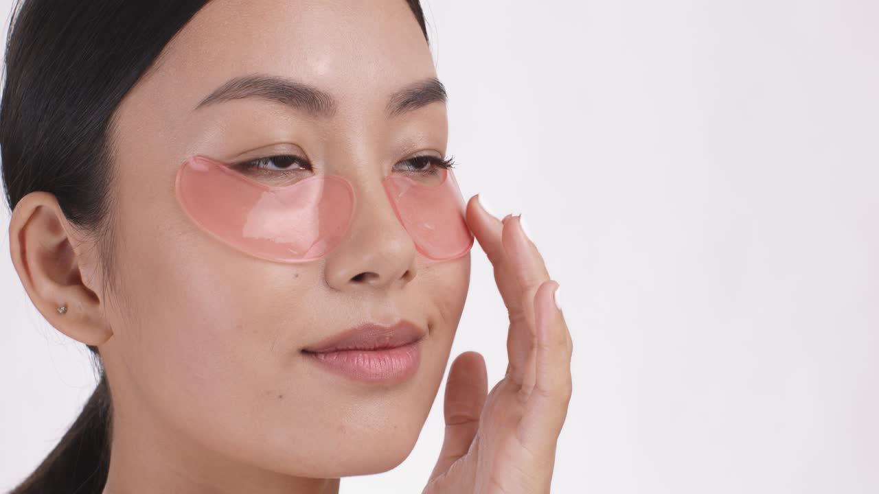 피부 관리 를 위해 눈 패치 를 착용 하는 여자