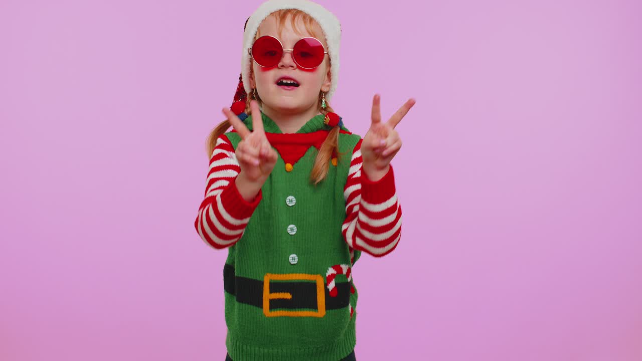 소녀 크리스마스 산타클로스 엘프 이어폰으로 음악 듣기 디스코 춤추기 장난 치기