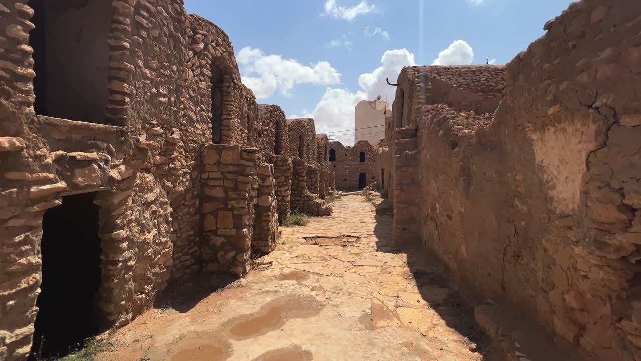 caminando por las antiguas ruinas de la aldea de ksar hadada en túnez