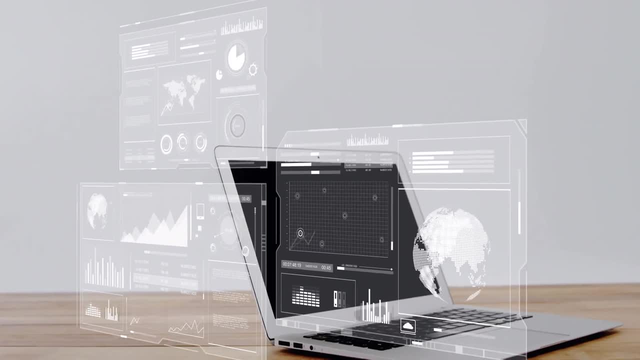 animación de interfaces con procesamiento de datos contra el portátil en superficie de madera.