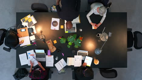 Night-business-time-lapse,-dark-office-team