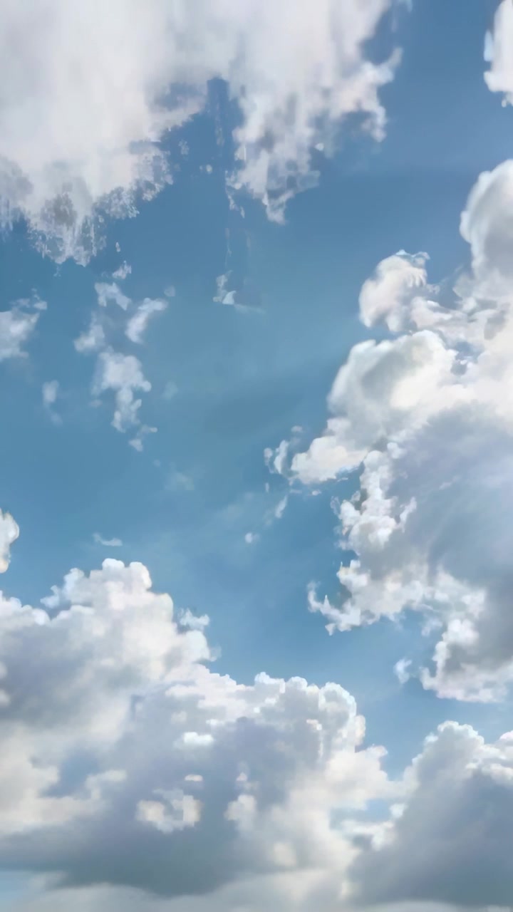 Video verticale: Telecamera che si inclina mostrando cumuli che si spostano da terra, con raggi e una scia verticale