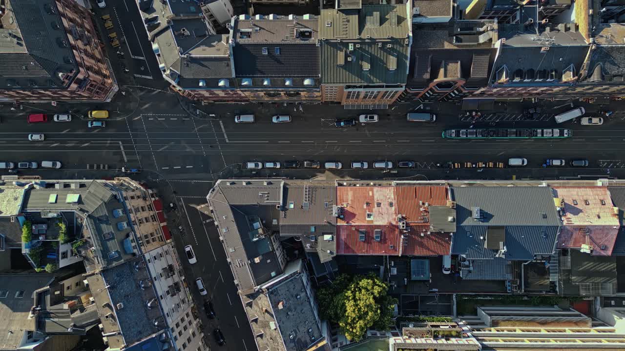 프랑크푸르트 시의 거리를 통해 교통은 앞으로 이동