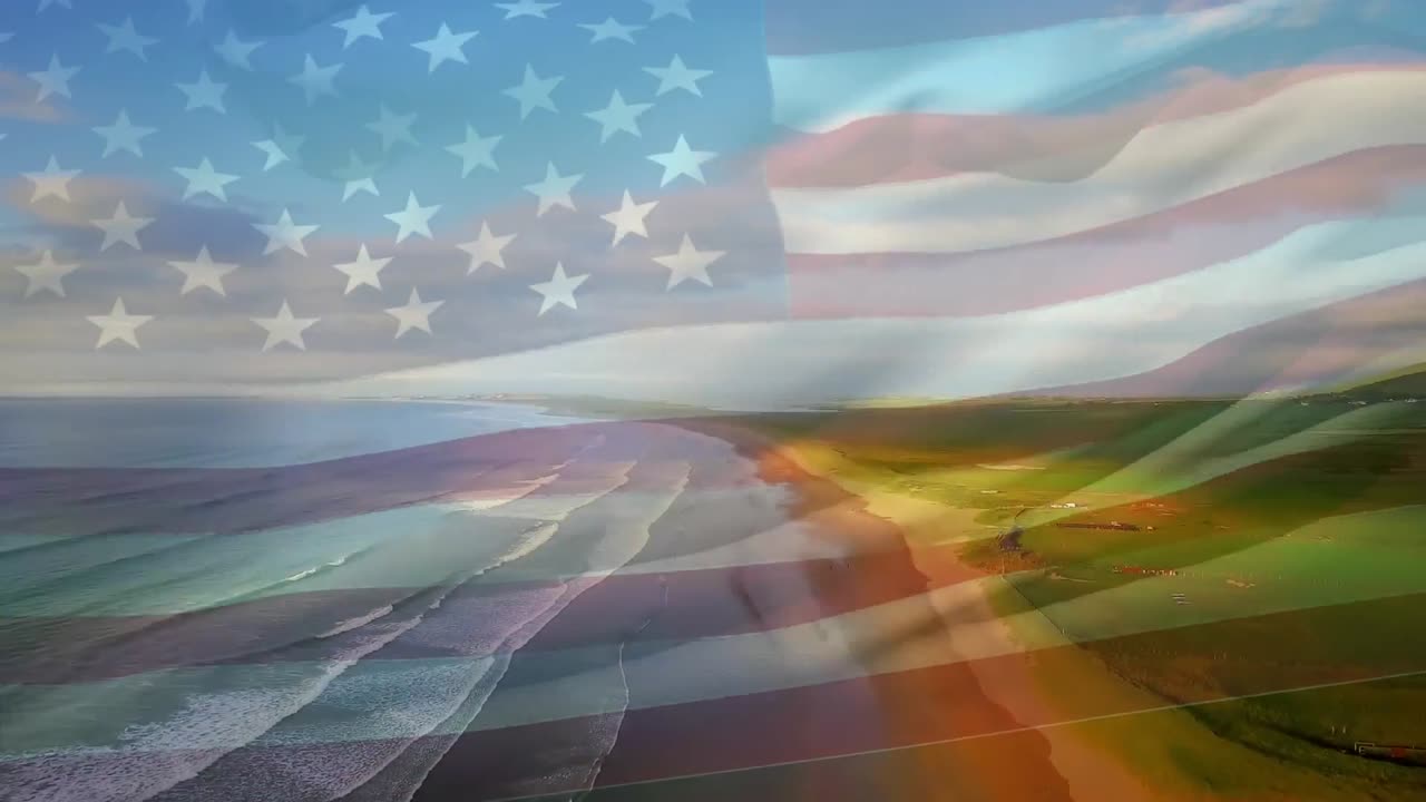 Digitale Komposition einer wehenden US-Flagge vor einer Luftaufnahme von Strand und Meer.