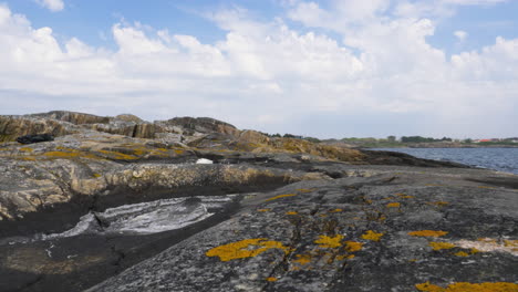 Schwenkaufnahme-Der-Wunderschönen-Küstenlandschaft-Im-Naturschutzgebiet-Ersdalen-In-Schweden