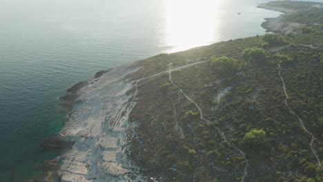 toma panorámica súper amplia del cabo kamenjak, croacia