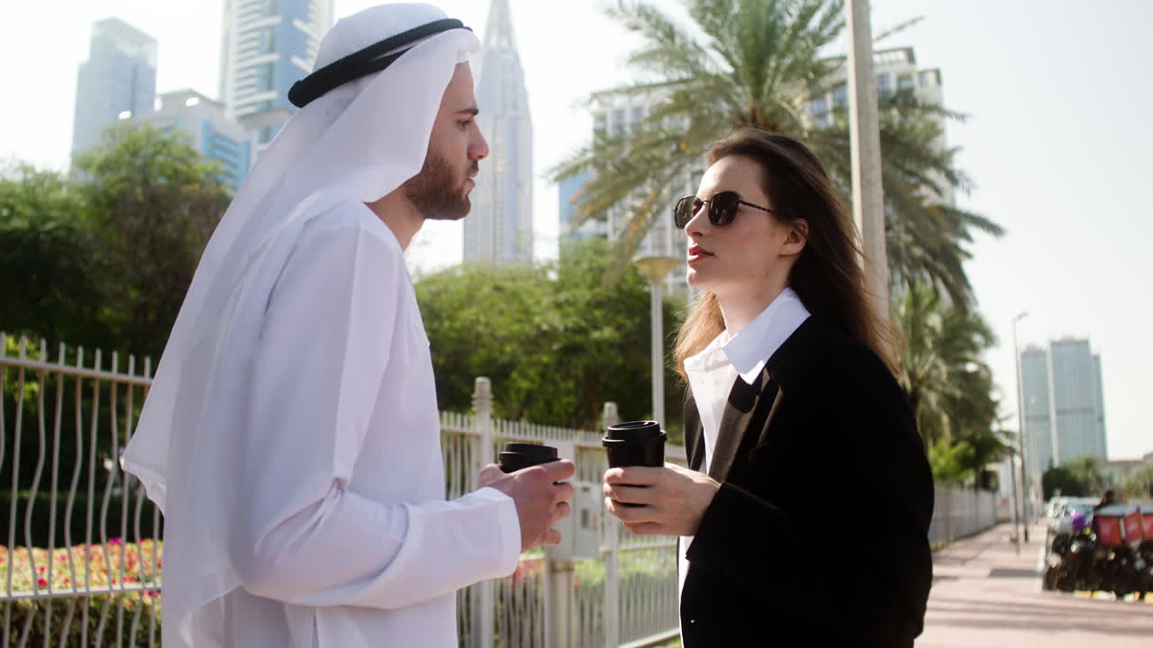 두 사람이 사업에 대해 이야기하고 있습니다.