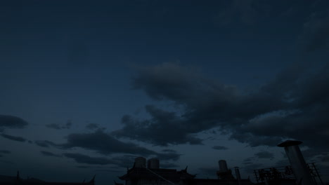 lapso de tiempo de la puesta de sol de la tarde sobre la arquitectura tradicional china oriental en la azotea