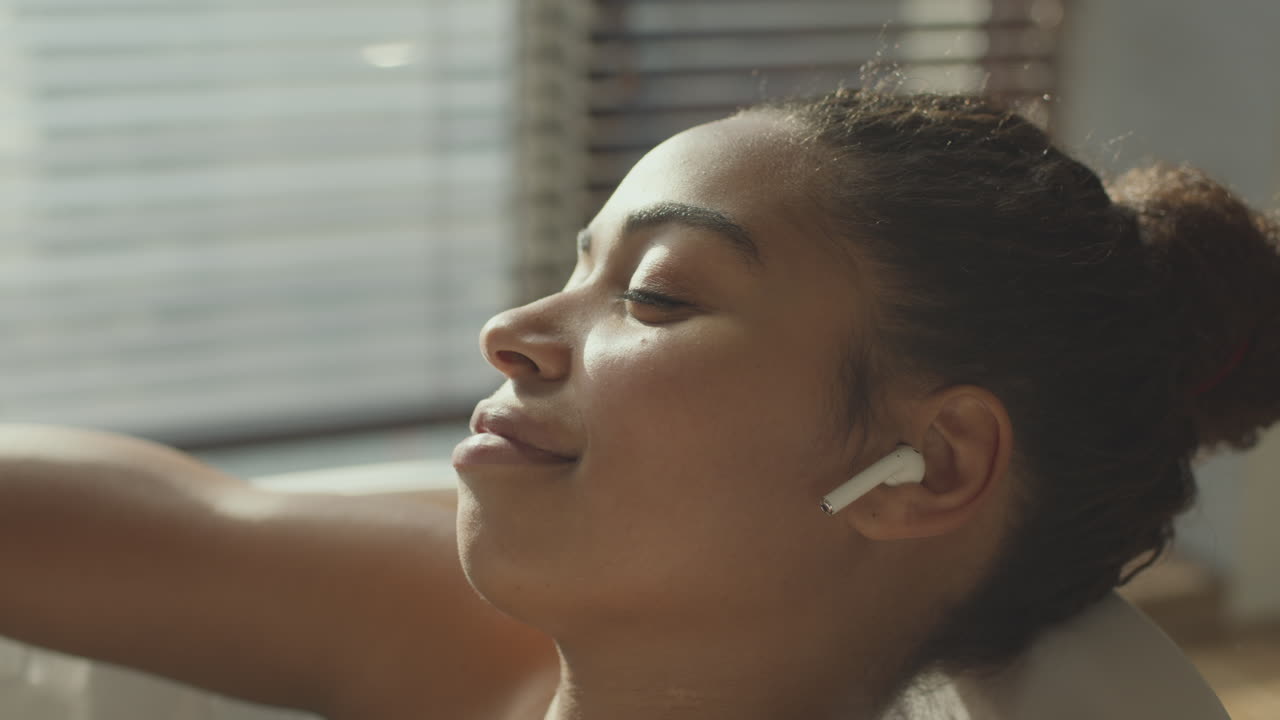 mujer relajándose en una bañera