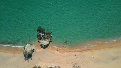 Cenital-View-Tauchen-Sie-Ein-In-Die-Schönheit-Von-Lloret-De-Mar-Und-Die-Ruhe-Von-Cala-Canyelles,-Eingebettet-In-Die-Zerklüftete-Landschaft-Der-Costa-Brava,-Eingefangen-In-Atemberaubenden-Luftaufnahmen