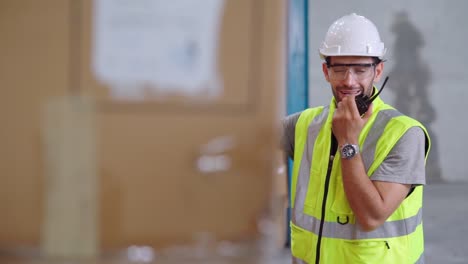 trabajador de carga profesional habla por radio portátil para comunicarse con otro trabajador
