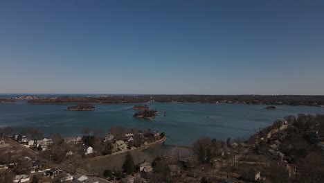 Panorámica-De-Izquierda-A-Derecha-De-Crow-Point,-Un-Barrio-De-Hingham,-EE.-UU.,-Que-Muestra-La-Costa-Y-Las-Islas-Del-Puerto