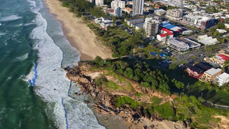 Olas-Oceánicas-En-Burleigh-Y-Miami-Beach---Parque-Mick-Shamburg-Y-Mirador-Bajo-El-Sol-En-Qld,-Australia