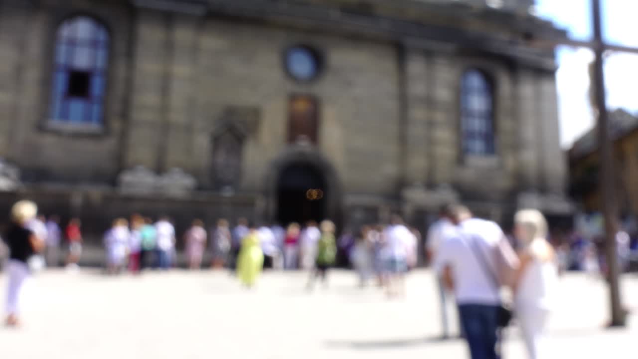 Le persone vicino alla Cattedrale Cattolica. Ripresa in time-lapse. Leopoli, Ucraina. Sfocato