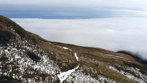 tiro de drone en el monte taranaki en nueva zelanda