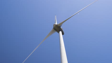 Primer-Plano-De-Un-Molino-De-Viento-En-Frente-Del-Cielo-Azul,-Alemania,-Europa