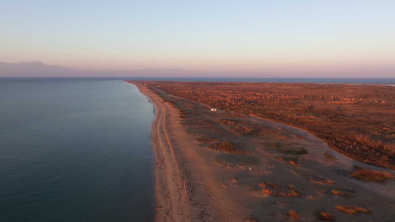 Kreikan Epanomin ranta Egeanmeren maisemineen auringonnousussa.
