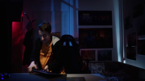reacción de enojo y desesperación de un adolescente que pierde en un juego digital