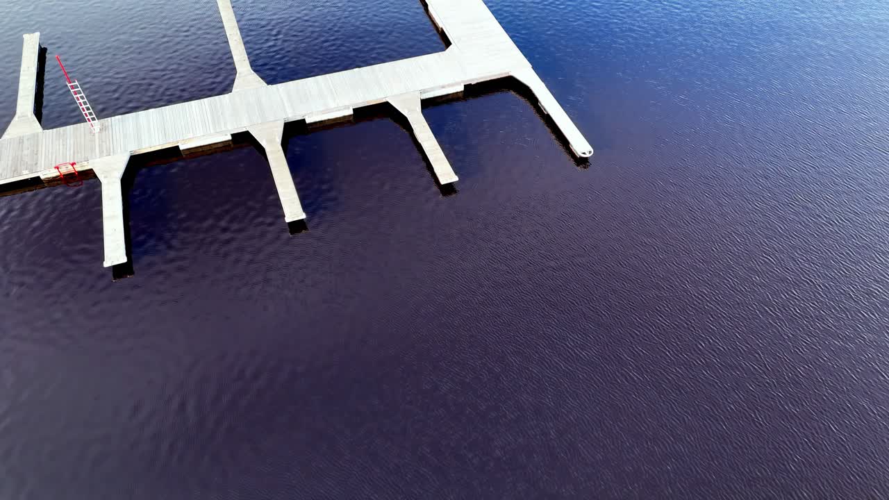 vista a vista de pájaro de la marina para yates y barcos en el río daugava, riga, letonia