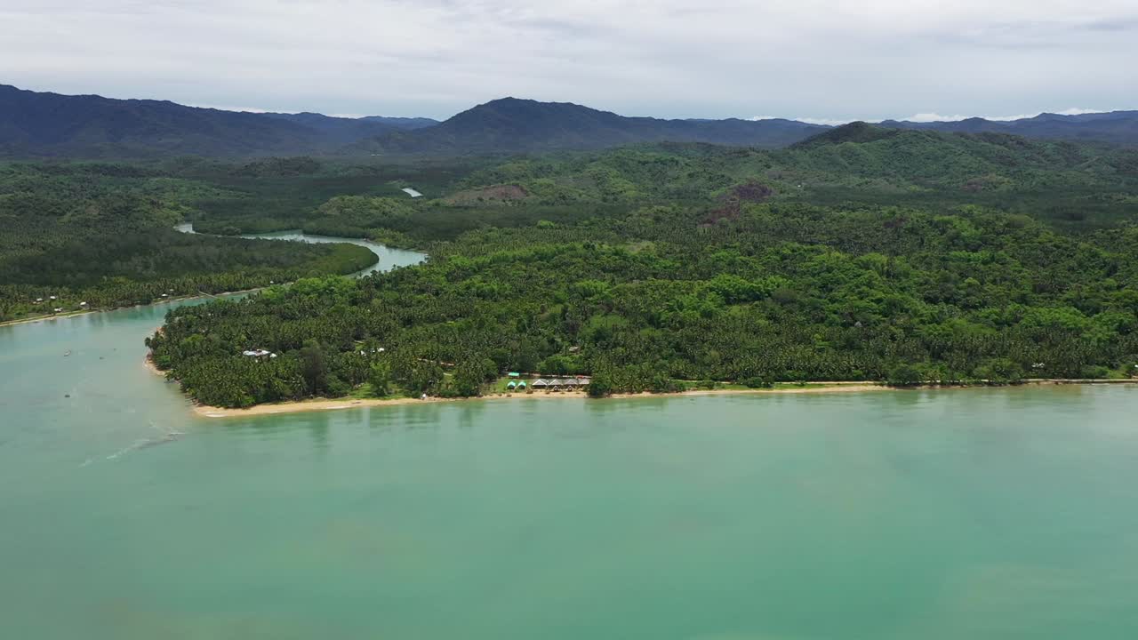 toma cinematográfica, vista aérea ascendente de drones de la costa, playa de arena blanca en roxas, palawan