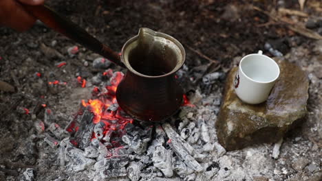 Traditionelles-Verfahren-Türkischen-Kaffee-Auf-Kohlen-Kochen-1