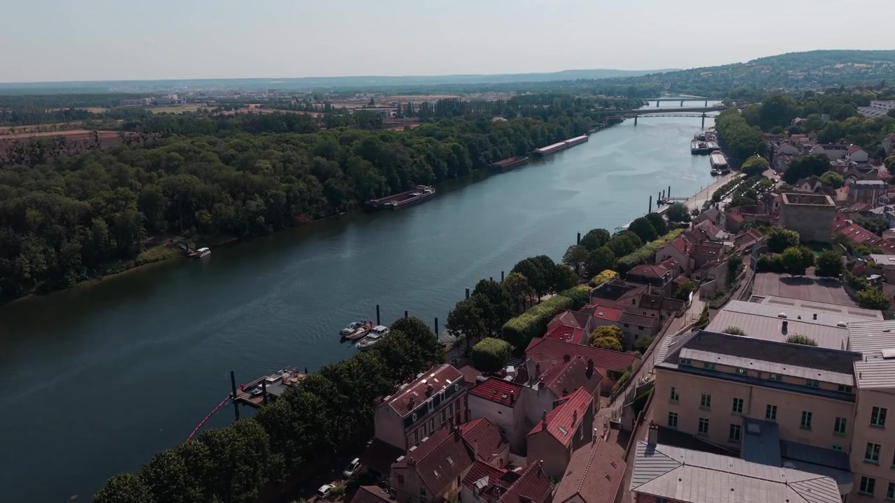 Andresy e la Chiesa di Saint Germain si affacciano sulla Senna mentre il drone si alza.