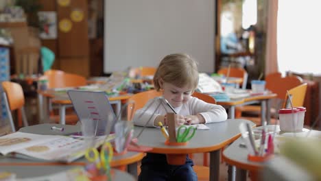 Mädchen-Zeichnet-Am-Tisch-Im-Klassenzimmer.-Ausbildung.-Kind-Sitzt-An-Einem-Schreibtisch