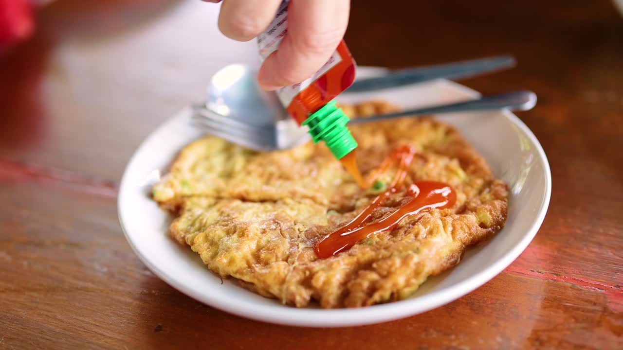 verter la salsa a mano en la tortilla en tailandia