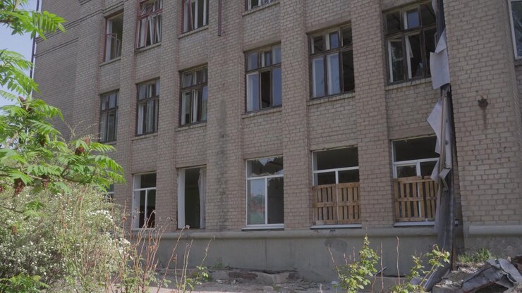 Finestre in frantumi e macerie di edifici a terra a causa dell'impatto di un'esplosione in un attacco missilistico, Ucraina.