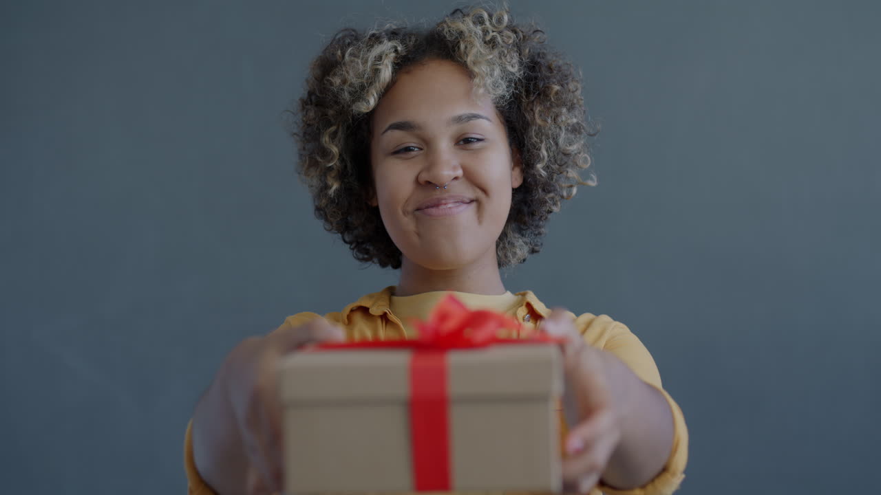 mujer sosteniendo un regalo