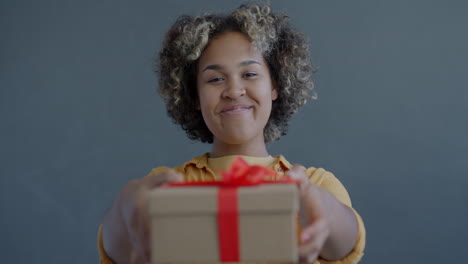 una mujer con un regalo.