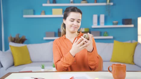 La-Mujer-Emprendedora-Que-Trabaja-Desde-Casa-Está-Feliz-Y-Feliz-Cuando-Llega-El-Mensaje.