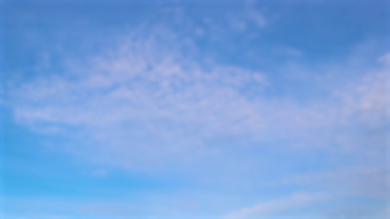 활기찬 파란 하늘을 가로질러 떠다니는 구름을 포착한 조용한 타임 스 비디오는 자연의 아름다움과 평온을 보여줍니다.
