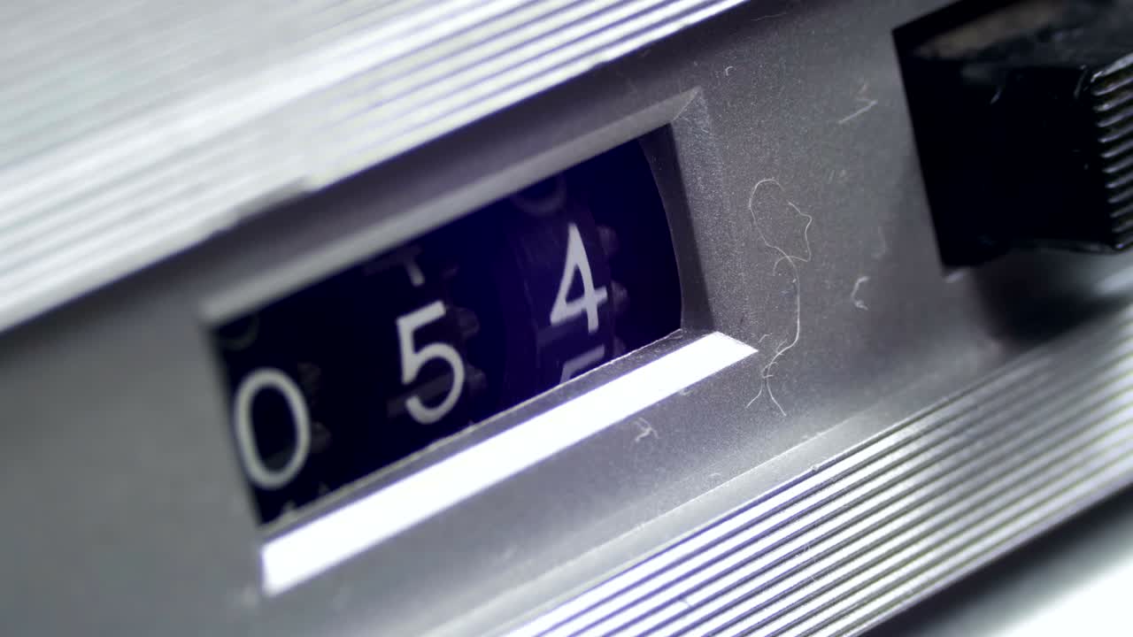 오디오 카세트 플레이어에서 숫자를 가진 빈티지 카운터가 회전합니다.