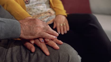 largos años de amor. vieja mujer poniendo
