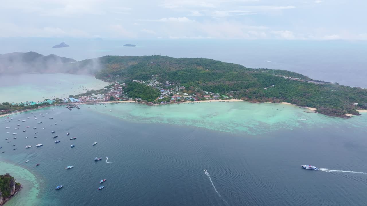 Una costa mozzafiato avvolge l'isola di Ko Phi Phi Don, Thailandia