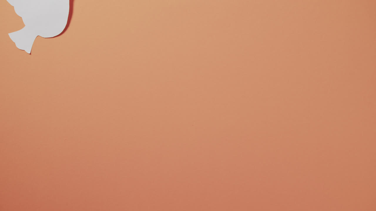 오렌지색 배경 에 잎 과 사본 공간 을 가진  ⁇  비둘기 의 클로즈업