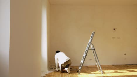 Hombre-Dentro-De-La-Habitación-Con-Espacio-Vacío-Aplicando-Pintura-De-Cal