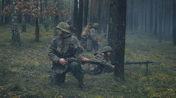 Soldati Tedeschi della Seconda Guerra Mondiale in una Foresta