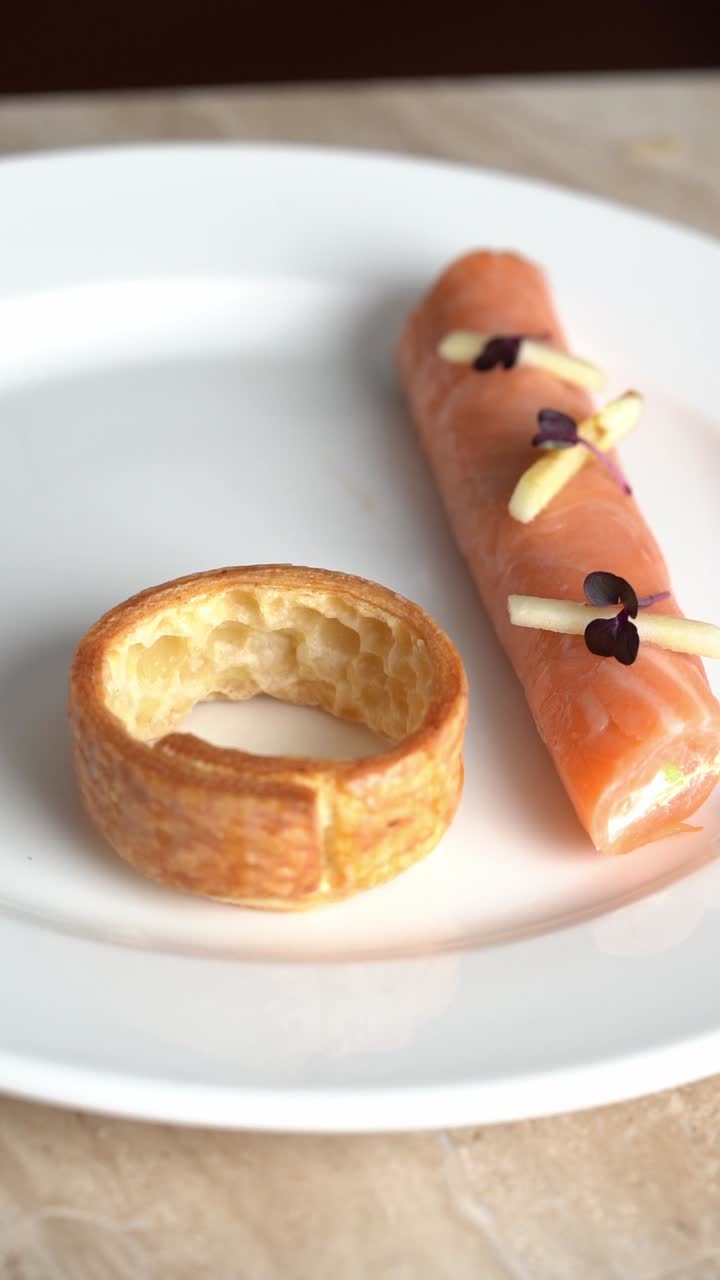 Visning av laksesushi nigiri toppet med delikat garnityr og minimalistisk japansk mat, nærbilde, høye vinkel