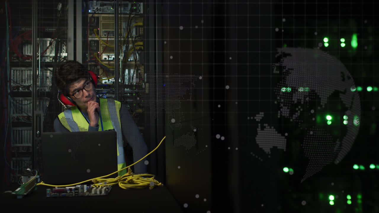 animación del procesamiento de datos sobre un trabajador masculino asiático en la sala del servidor