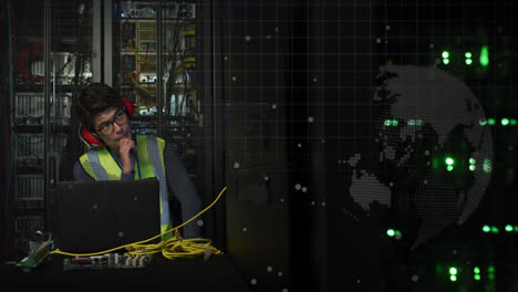 animación del procesamiento de datos sobre un trabajador masculino asiático en la sala del servidor