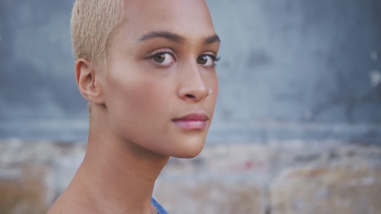 mujer de raza mixta sonriendo a la cámara