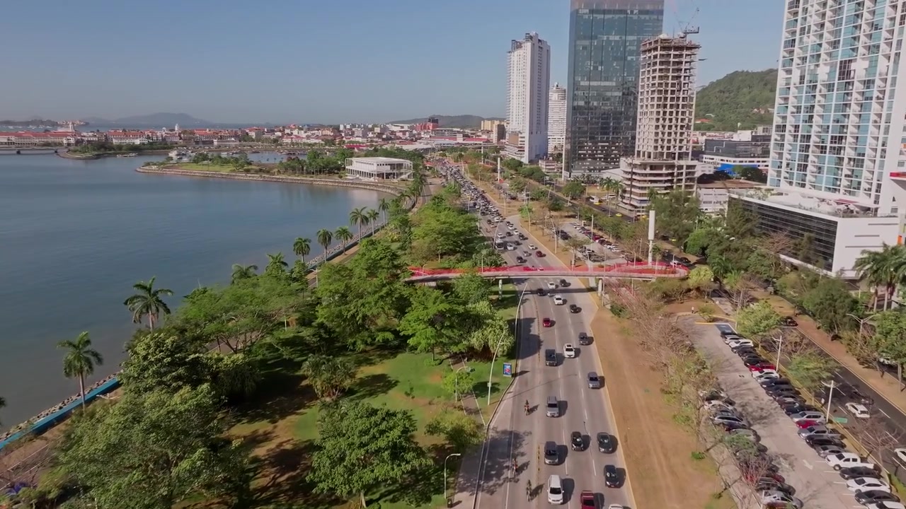 Riprese aeree con drone di Panama City, l'inquadratura si muove fluidamente in avanti su Viale Balboa.