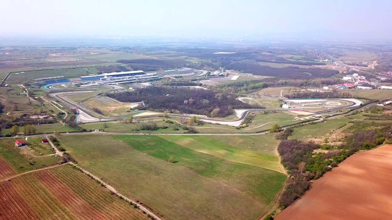 화창한 날 경작지와 초원 위의 조감도