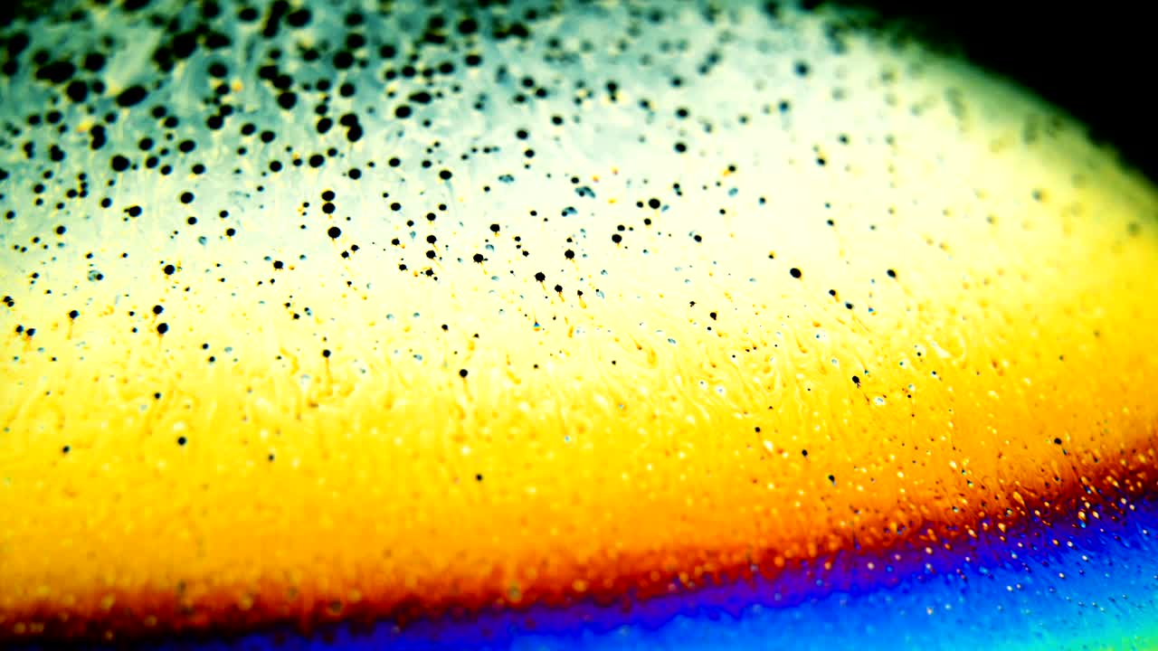 비누 거품은 회전과 파도가 있는 다채롭고 사이키델릭한 무지개 색을 만니다.