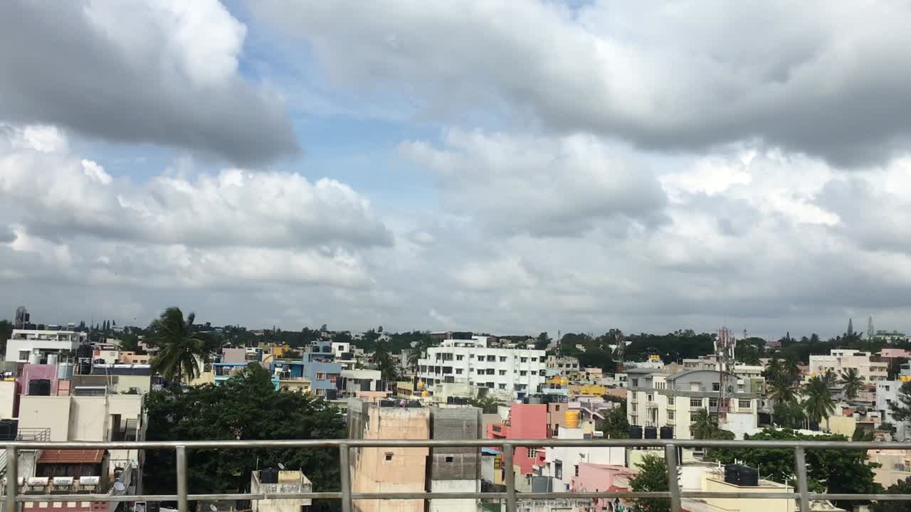 vista lateral fuera de la ventana del tren en india, bangalore mientras el tren se mueve